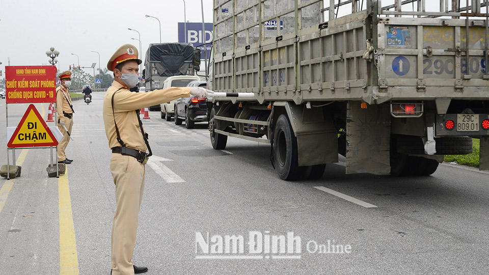 Lực lượng cảnh sát giao thông tiến hành dừng phương tiện để kiểm tra tại chốt cầu Tân Đệ (Mỹ Lộc).
