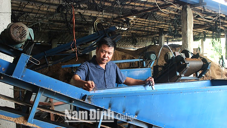 Hợp tác xã nấm và tiểu thủ công nghiệp Tuấn Hiệp, xã Hồng Thuận (Giao Thủy) đầu tư máy đảo trộn nguyên liệu, máy đóng bịch nấm, góp phần nâng cao giá trị hàng hóa.