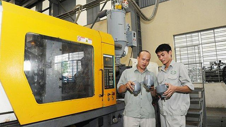 Công nhân Công ty cổ phần Nhựa Thiếu niên Tiền Phong (TP Hải Phòng) kiểm tra chất lượng sản phẩm.