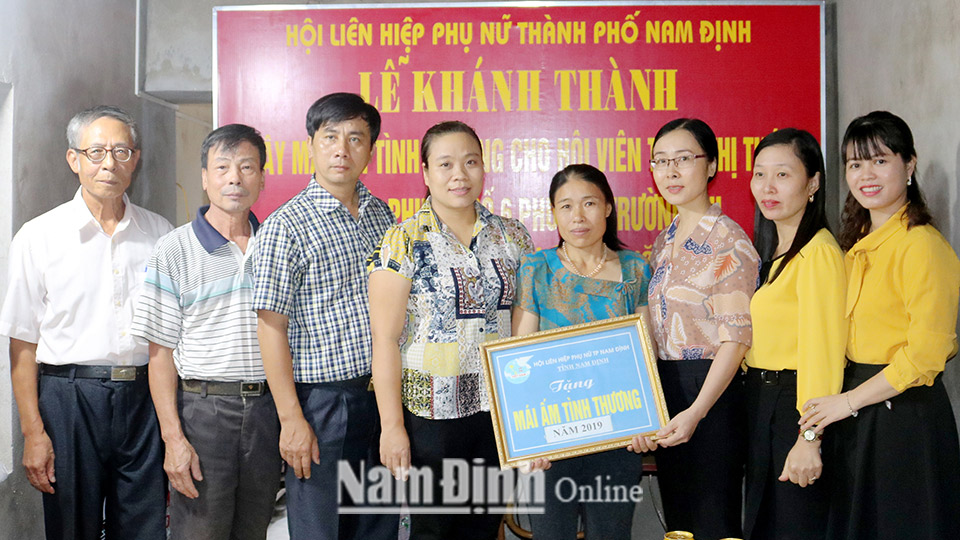 Hội Phụ nữ thành phố Nam Định khánh thành và bàn giao nhà cho chị Trần Thị Thúy, thuộc diện hộ nghèo ở phường Trường Thi.
