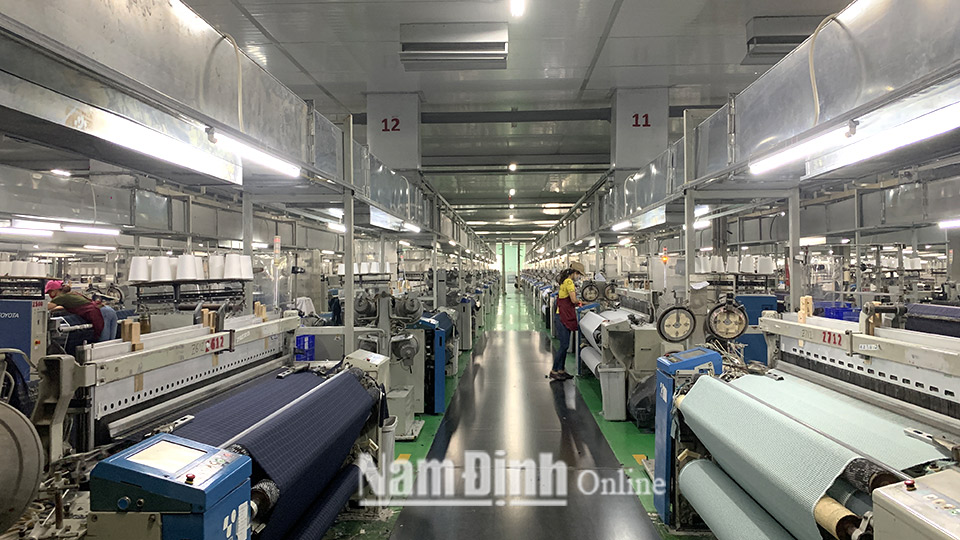 Công ty CP Dệt nhuộm Sunrise Việt Nam, Khu công nghiệp Bảo Minh (Vụ Bản) đảm bảo quy định giãn cách 2m/công nhân trong quá trình sản xuất.