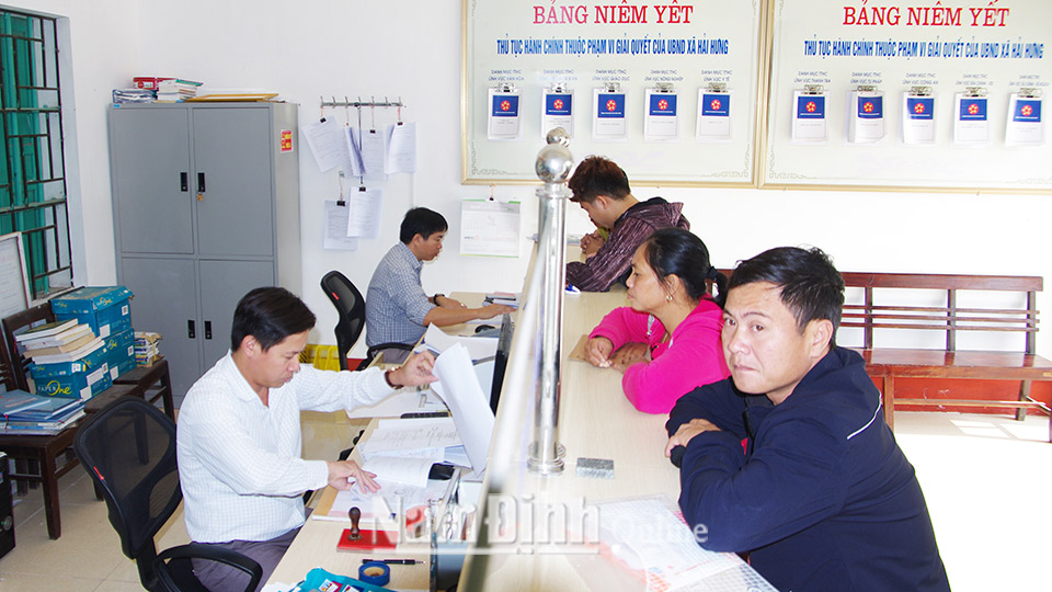 Nhân dân đến giải quyết thủ tục hành chính tại trung tâm hành chính “một cửa” xã Hải Hưng (ảnh chụp tháng 1-2020).