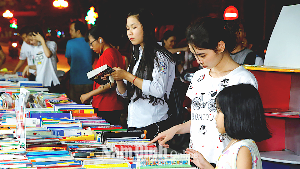 Độc giả đọc sách trong Ngày Sách Việt Nam 2019. Ảnh: Viết Dư