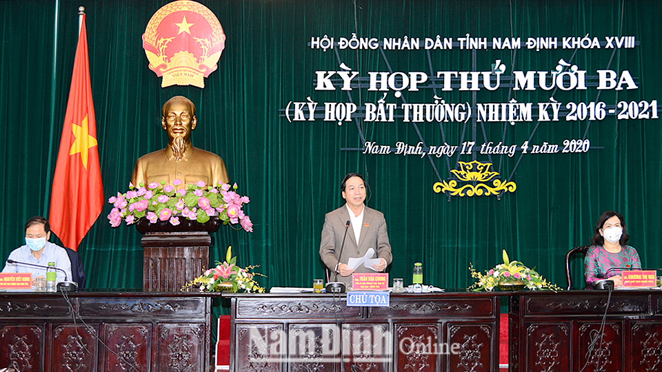 Đồng chí Trần Văn Chung, Phó Bí thư Thường trực Tỉnh ủy, Chủ tịch HĐND tỉnh phát biểu tại kỳ họp.
