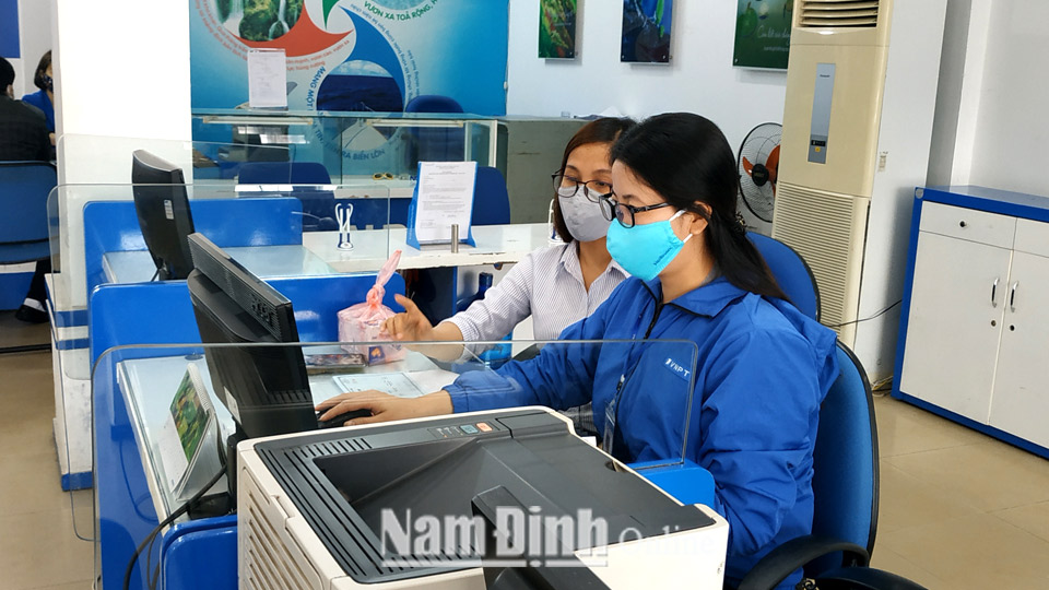 Cán bộ VNPT Nam Định trực giải quyết yêu cầu về kết nối internet của khách hàng.