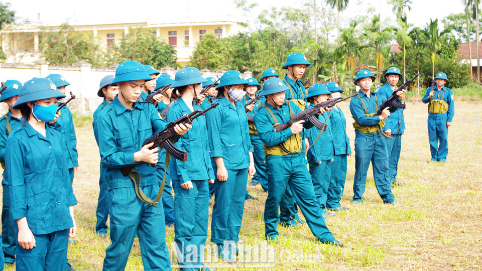 Dân quân tự vệ thị trấn Ninh Cường (Trực Ninh) ra quấn huấn luyện điểm năm 2020.