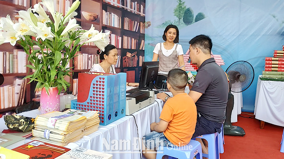 Cán bộ Thư viện tỉnh hướng dẫn bạn đọc tra cứu thư mục sách điện tử tại chương trình Ngày Sách Việt Nam tỉnh năm 2019.