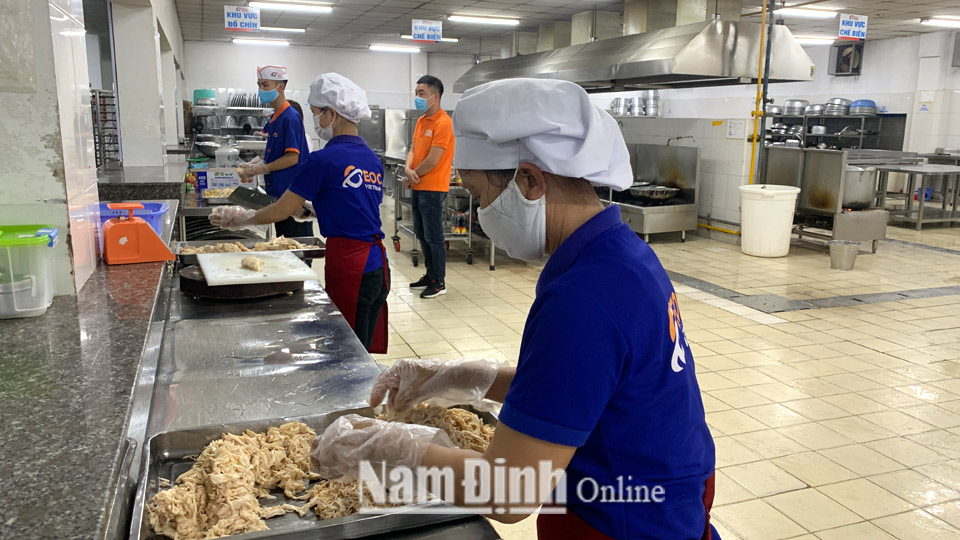 Công ty TNHH Hệ thống dây dẫn Sumi Việt Nam (Khu công nghiệp Bảo Minh) đảm bảo vệ sinh an toàn thực phẩm trong chế biến bữa ăn ca cho người lao động.