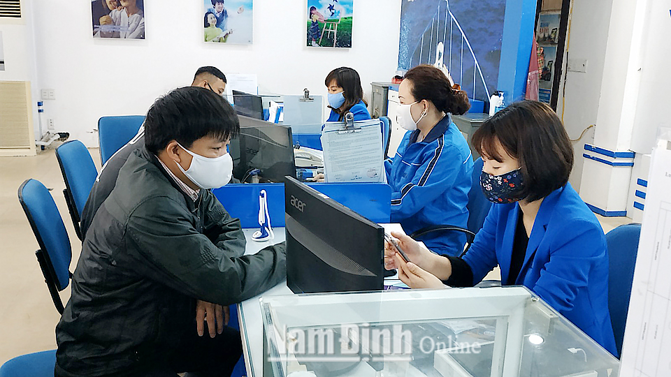 Nhân viên Công ty VNPT Nam Định hướng dẫn khách hàng sử dụng dịch vụ internet trên thiết bị di động.