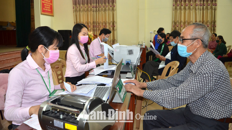 Chi nhánh Ngân hàng Chính sách xã hội huyện Nam Trực tổ chức giao dịch tại xã Hồng Quang.