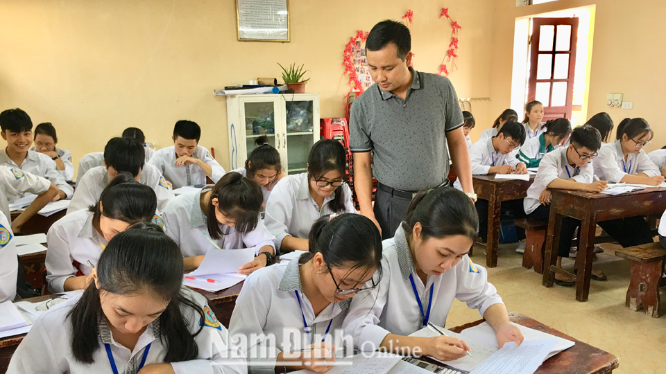 Thầy và trò Trường THPT Tống Văn Trân (Ý Yên) trong một giờ học.