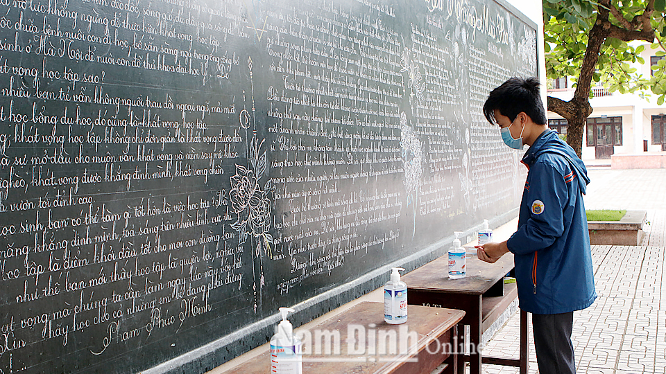 Trường THPT Chuyên Lê Hồng Phong (thành phố Nam Định) thực hiện nghiêm công tác phòng, chống dịch COVID-19; yêu cầu học sinh thực hiện đeo khẩu trang, rửa tay sát khuẩn trước khi vào học.
