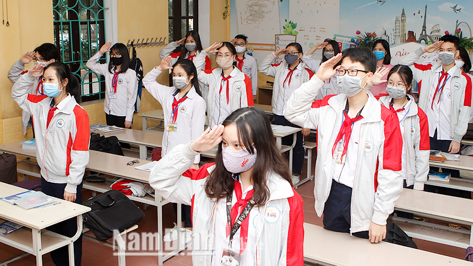 Trường THCS Trần Đăng Ninh (thành phố Nam Đinh) tổ chức sinh hoạt dưới cờ trực tuyến tại các lớp học.