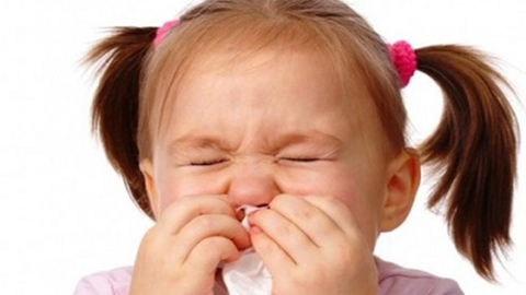 Trẻ nhỏ rất dễ bị viêm đường hô hấp trên nếu cha mẹ không chú ý giữ gìn vệ sinh mũi họng cho con (ảnh minh hoạ)