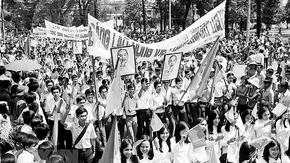 Nhân dân Sài Gòn diễu hành mừng thành phố được giải phóng ngày 15-5-1975. Ảnh: Tư liệu TTXVN