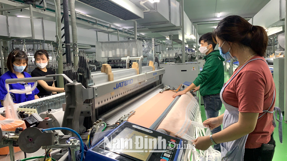 Công ty CP Dệt Bảo Minh, Khu công nghiệp Bảo Minh (Vụ Bản) sản xuất vải kháng khuẩn cung cấp cho các doanh nghiệp may khẩu trang, quần áo bảo hộ y tế.