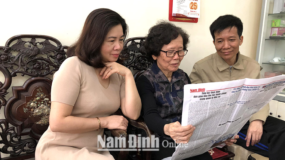 Bà Trần Thanh Vân, phường Trần Hưng Đạo (thành phố Nam Định) dù tuổi đã cao vẫn thường xuyên đọc, theo dõi, cập nhật tin tức trên báo chí địa phương.