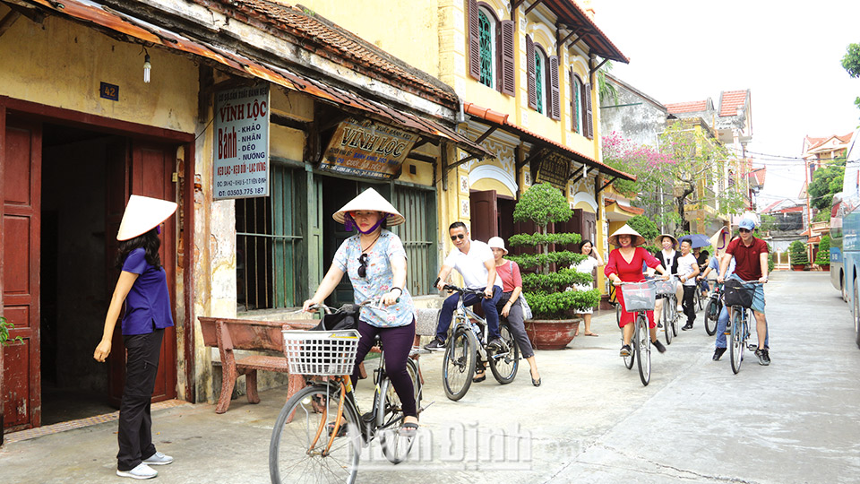 Du khách trải nghiệm du lịch cộng đồng tại thị trấn Yên Định (Hải Hậu).