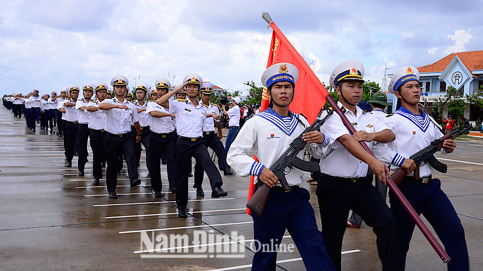 Duyệt binh trong nghi lễ chào cờ trên đảo Trường Sa. Ảnh: Xuân Thu