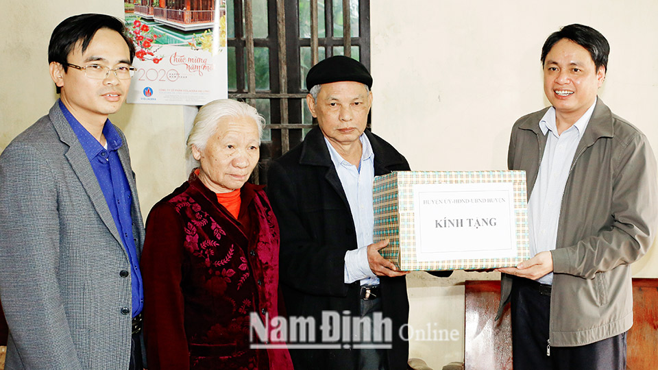 Lãnh đạo huyện Mỹ Lộc tổ chức thăm hỏi, tặng quà người có công dịp tết Canh Tý 2020.