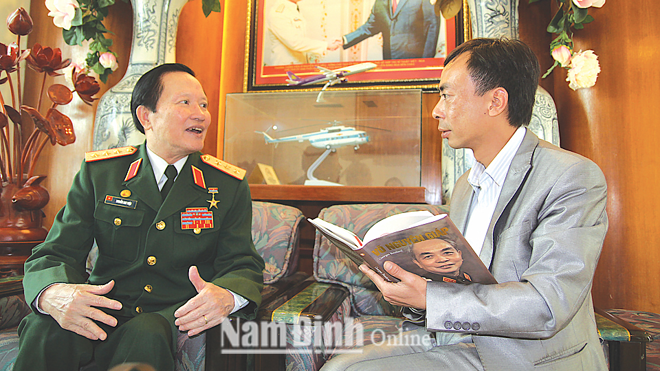 Thượng tướng, Viện sĩ, Anh hùng LLVTND Nguyễn Huy Hiệu, nguyên Ủy viên Ban Chấp hành Trung ương Đảng, nguyên Thứ trưởng Bộ Quốc phòng trò chuyện với tác giả tại nhà riêng.