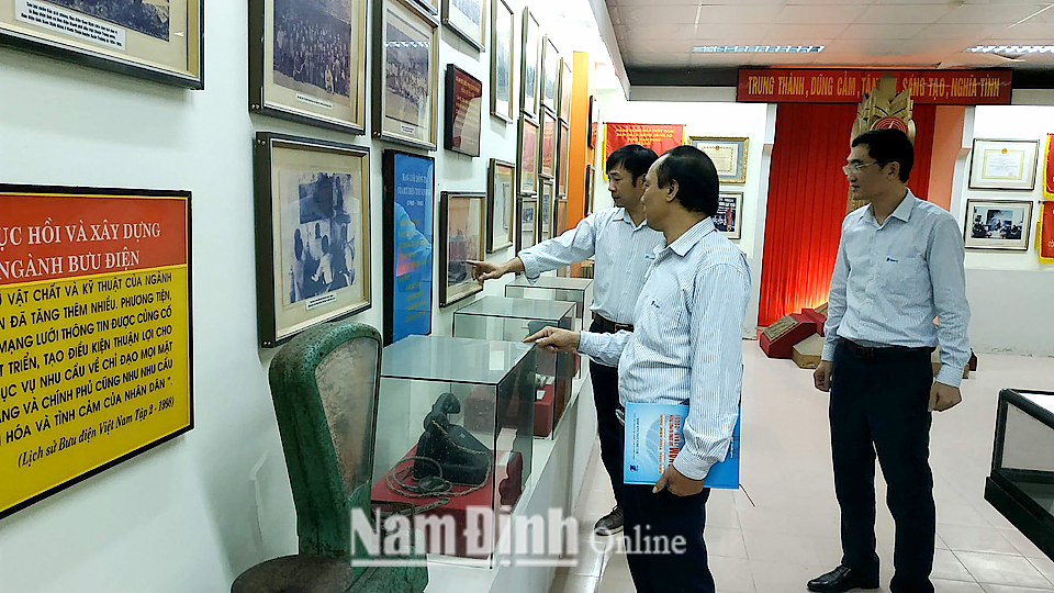 Cán bộ, công nhân viên VNPT Nam Định tham quan nhà trưng bày tư liệu lịch sử truyền thống ngành thời kỳ kháng chiến chống Mỹ cứu nước.