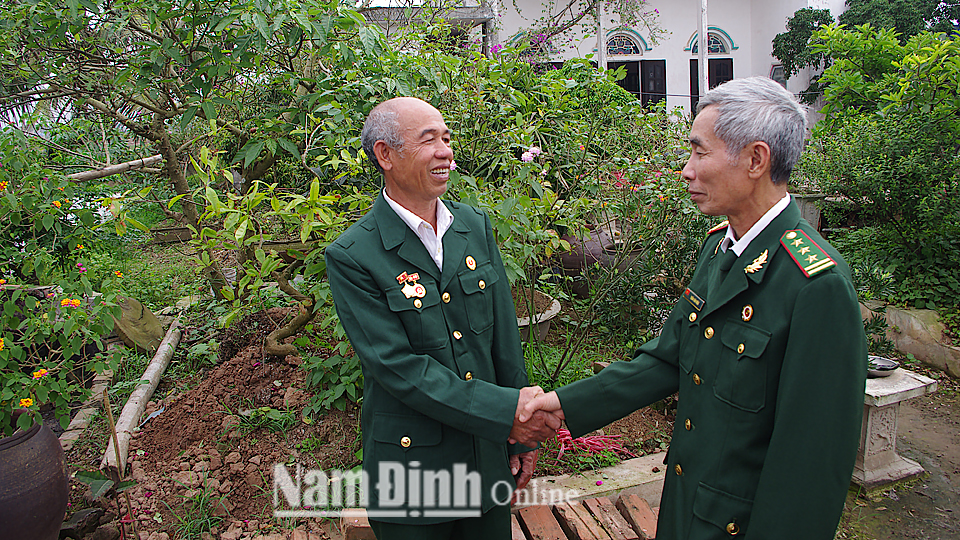 Cựu chiến binh Vũ Tuấn Đạt (bên trái) và đồng đội ôn lại kỷ niệm trong chiến dịch Hồ Chí Minh lịch sử.