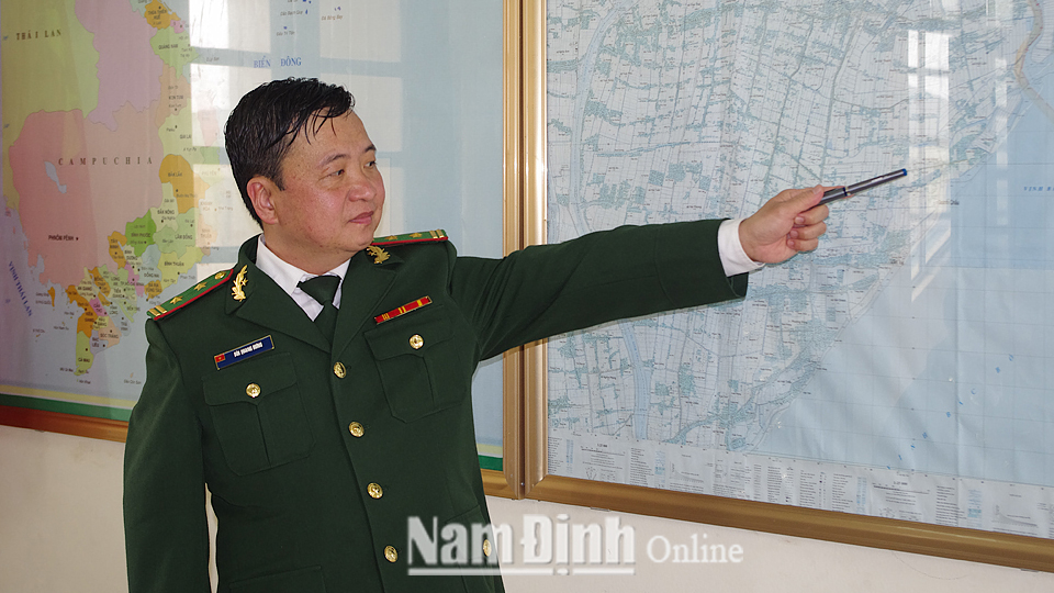 Trung tá Bùi Quang Hưng, Đồn trưởng Đồn Biên phòng Quất Lâm (Giao Thủy) triển khai kế hoạch nghiệp vụ đấu tranh trấn áp các loại tội phạm trên địa bàn.