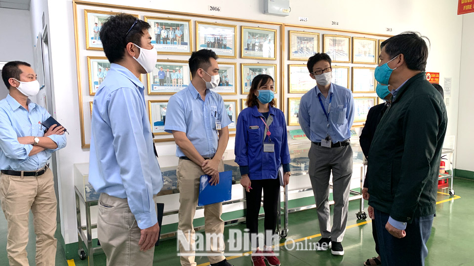 Đồng chí Trần Lê Đoài, TUV, Phó Chủ tịch UBND tỉnh kiểm tra tình hình sản xuất của Công ty TNHH Hệ thống dây dẫn Sumi Việt Nam (KCN Bảo Minh).