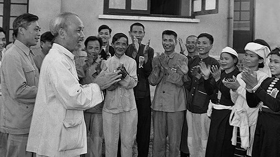 Chủ tịch Hồ Chí Minh gặp mặt thân mật các đại biểu dự Đại hội liên hoan Anh hùng, Chiến sĩ thi đua ngành Nông nghiệp và Đổi công toàn quốc tại Hà Nội, ngày 23-5-1957. Ảnh: Tư liệu TTXVN