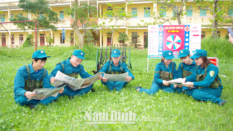 Dân quân tự vệ xã Xuân Đài (Xuân Trường) tranh thủ đọc sách báo trong giờ giải lao.