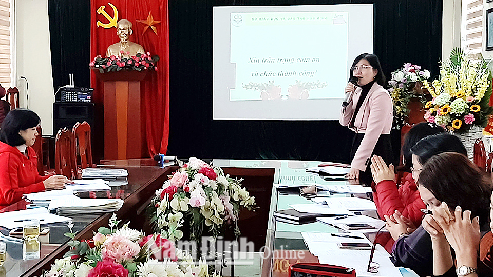 Trường Tiểu học Chu Văn An (thành phố Nam Định) tổ chức sinh hoạt chuyên môn về chương trình giáo dục phổ thông mới và lựa chọn SGK lớp 1 năm học 2020-2021. Ảnh: Do cơ sở cung cấp