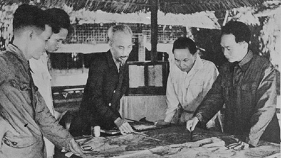 Ngày 6-12-1953, Bộ Chính trị tổ chức cuộc họp dưới sự chủ trì của Chủ tịch Hồ Chí Minh để nghe Tổng Quân ủy báo cáo và duyệt lần cuối kế hoạch tác chiến Đông - Xuân 1953-1954, đồng thời quyết định mở Chiến dịch Điện Biên Phủ.  Ảnh: Tư liệu