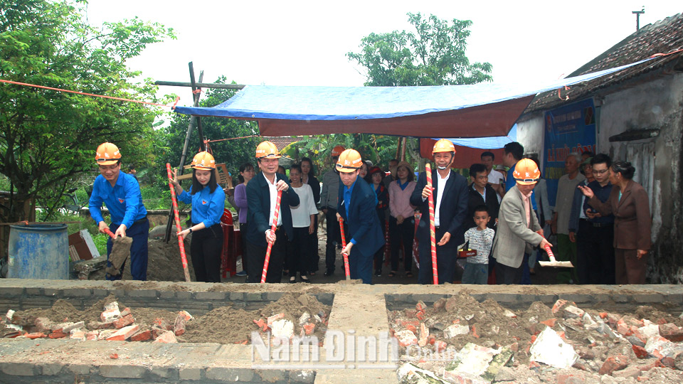 Khởi công xây dựng nhà nhân ái cho gia đình bà Vũ Thị Xòe, xóm 3 Quyết Thắng, xã Giao Tiến (Giao Thủy) do Tỉnh Đoàn phối hợp với Agribank tỉnh Nam Định hỗ trợ.