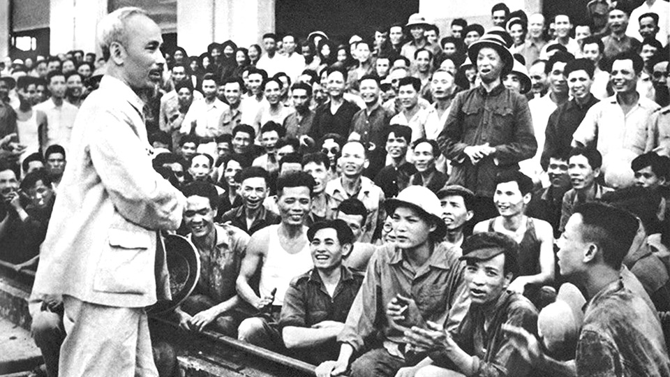Chủ tịch Hồ Chí Minh thăm và nói chuyện với cán bộ, công nhân Nhà máy Xe lửa Gia Lâm vào đúng ngày sinh nhật 19-5-1955.  Ảnh: Tư liệu