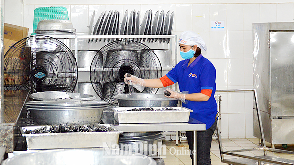 Nhà ăn Công ty TNHH Hệ thống dây dẫn Sumi Việt Nam, Khu công nghiệp Bảo Minh (Vụ Bản) thực hiện tốt các quy định về đảm bảo an toàn thực phẩm.