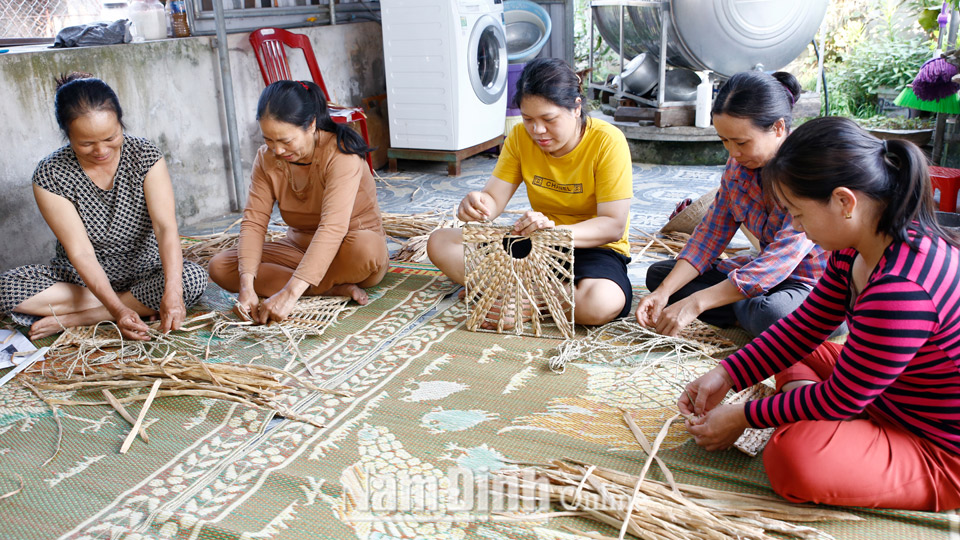 Nghề đan bèo tây xã Xuân Tân (Xuân Trường) tạo việc làm cho hàng trăm lao động nữ ở địa phương.