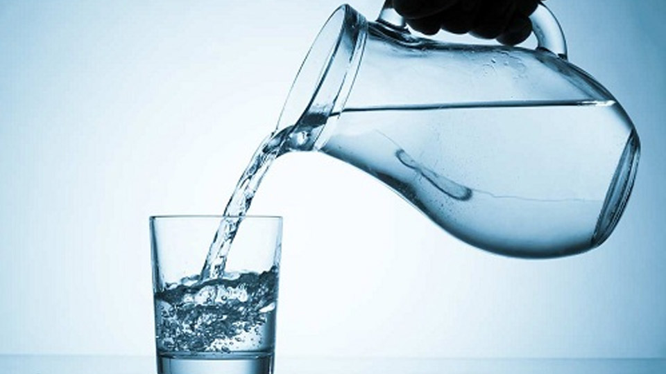 Cần uống bù đủ nước để phòng đau đầu.