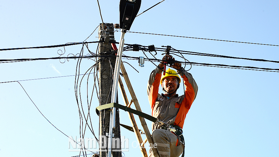 Điện lực huyện Giao Thủy lắp đặt hệ thống điện chiếu sáng công cộng tại xã Giao Phong phục vụ đời sống, sinh hoạt của nhân dân.