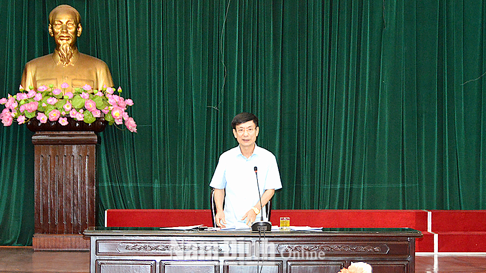 Đồng chí Phạm Đình Nghị, Phó Bí thư Tỉnh ủy, Chủ tịch UBND tỉnh, Trưởng Ban Chỉ đạo phòng chống dịch bệnh COVID-19 tỉnh phát biểu tại hội nghị.