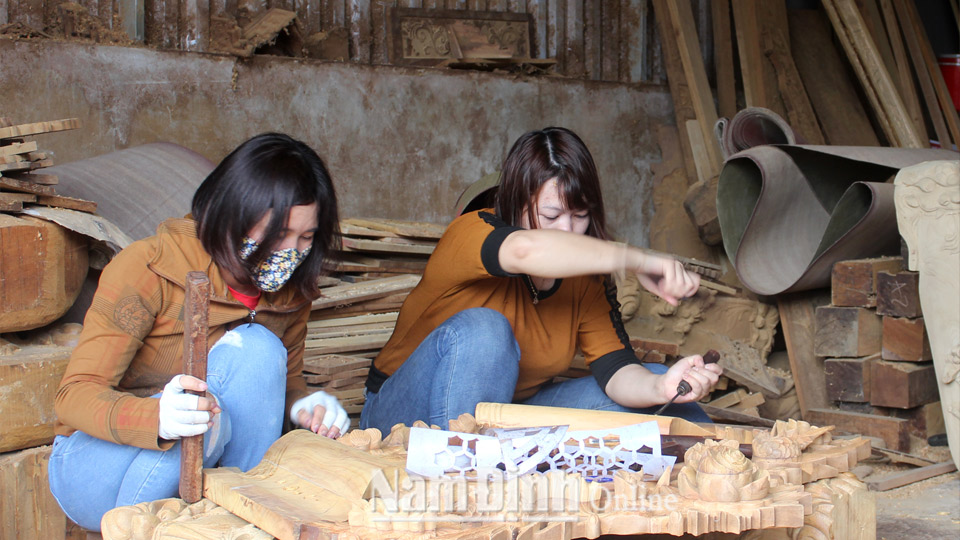 Cơ sở sản xuất đồ thờ, đồ gỗ mỹ nghệ Văn Huệ, thôn Ninh Xá, xã Yên Ninh (Ý Yên) tạo việc làm cho 10 lao động.