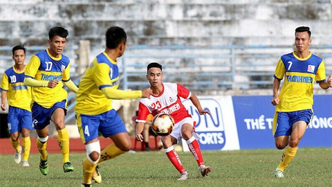 Cầu thủ Đồng Tháp (áo vàng) thi đấu tại Giải U21 quốc gia 2019. 