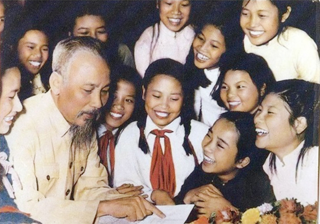 Bác Hồ với học sinh Trường Trung học Trưng Vương (Hà Nội) năm 1956. Ảnh: Tư liệu