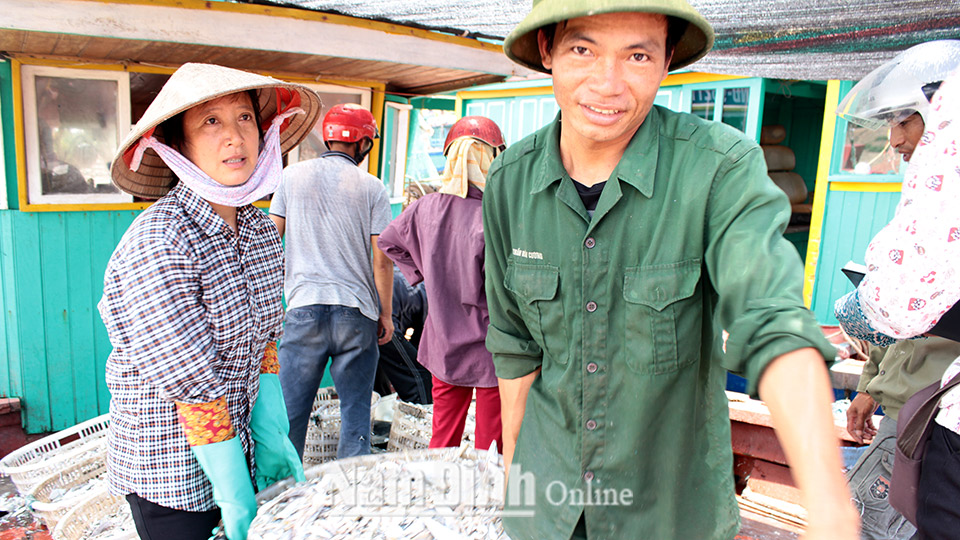 Ngư dân huyện Nghĩa Hưng khai thác thủy sản trở về bến cá Quần Vinh.