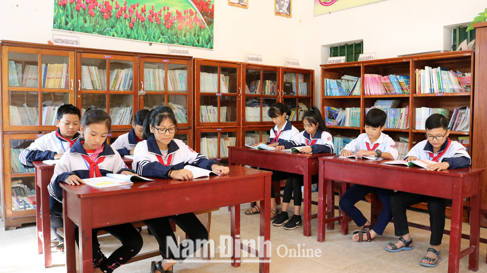 Học sinh Trường THCS Hồng Thuận (Giao Thủy) đọc sách tại thư viện trường.