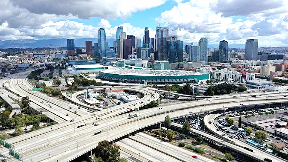 Covid-19 khiến các trục xa lộ vào thành phố Los Angeles - California vắng chưa từng thấy. Thiệt hại kinh tế ước tính lên tới cả nghìn tỷ đô la. Ảnh: Internet