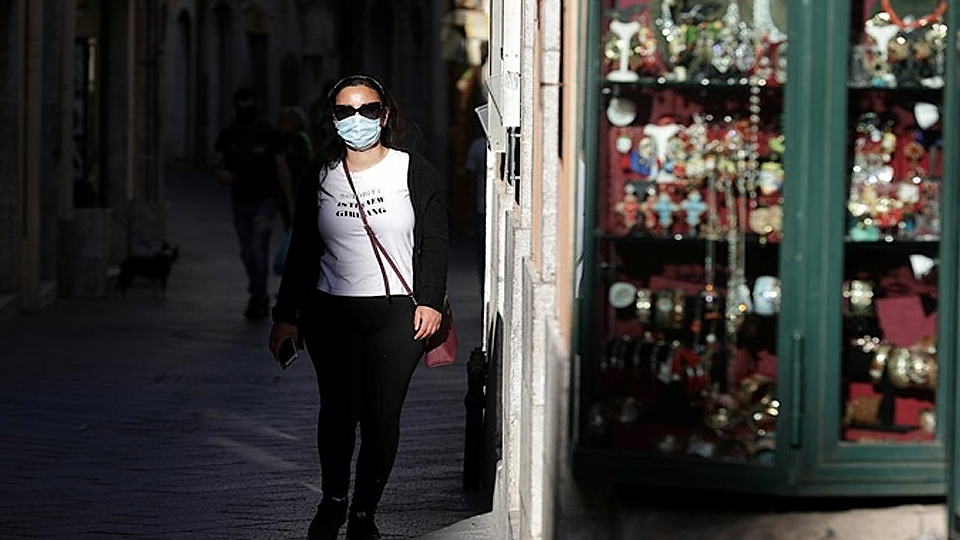 Một góc phố tại Taormina, Italy, khi nước này bắt đầu nới lỏng một số biện pháp hạn chế, ngày 12-5. (Ảnh: Reuters)