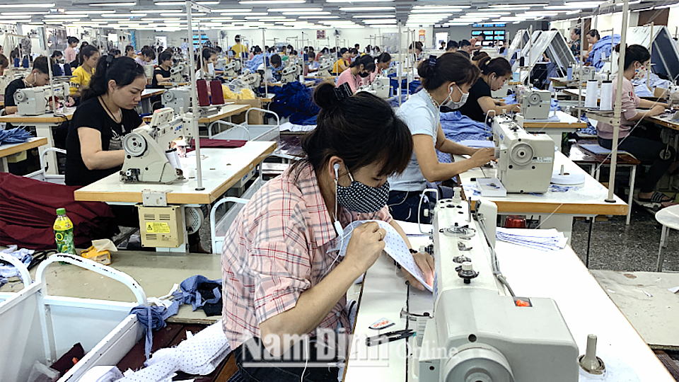 Sản xuất sản phẩm xuất khẩu tại Công ty TNHH một thành viên Dệt may Phương Lan, xã Yên Trị (Ý Yên).