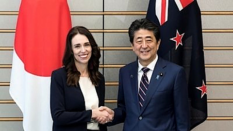Thủ tướng New Zealand, Jacinda Ardern bắt tay với Thủ tướng Nhật Bản, Abe Shinzo trong chuyến công du cuối năm 2019. (Ảnh: Reuters)