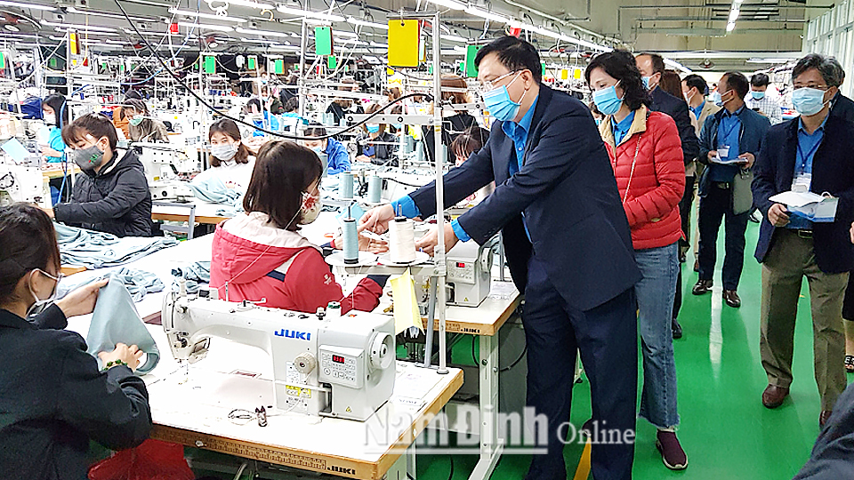 Lãnh đạo LĐLĐ tỉnh phát khẩu trang cho công nhân Công ty TNHH Kiara Garments Việt Nam ở thị trấn Cát Thành (Trực Ninh) trong đợt cao điểm phòng chống dịch COVID-19.